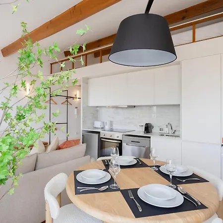 Liiiving In - Mezzanine Delight Balcony Apartment *