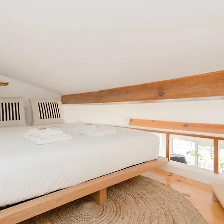 Liiiving In - Mezzanine Delight Balcony