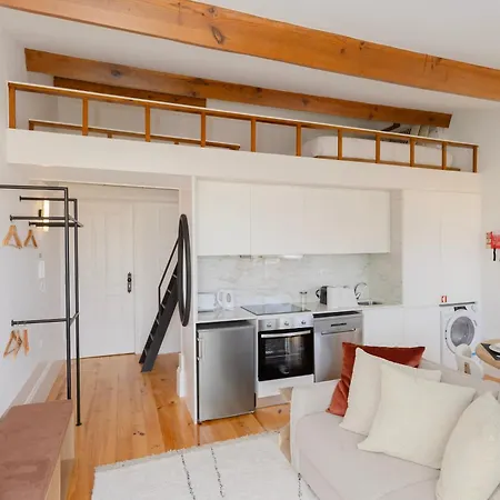 Liiiving In - Mezzanine Delight Balcony Apartment Porto